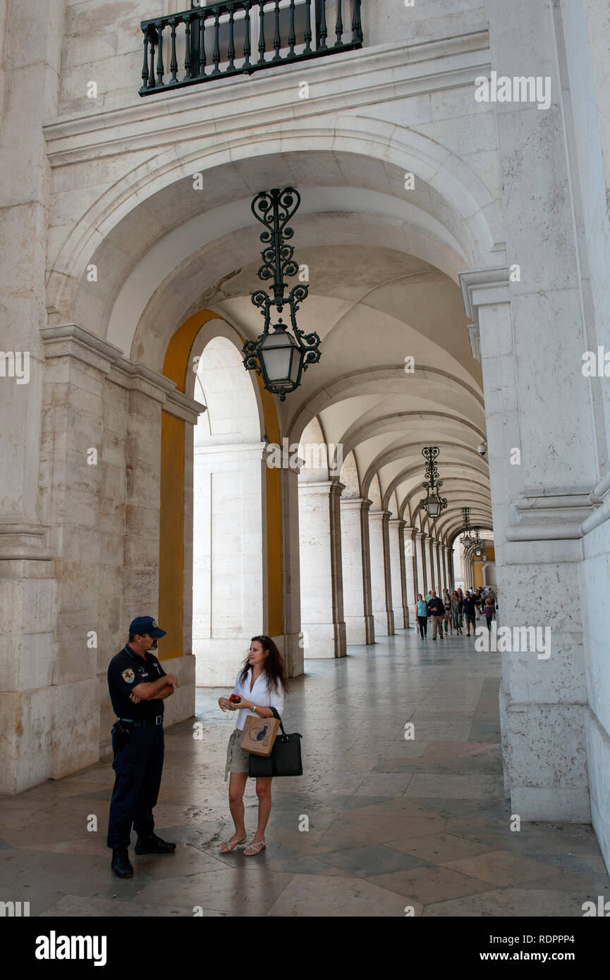 Woman talking to police officer hi-res stock photography and images - Alamy