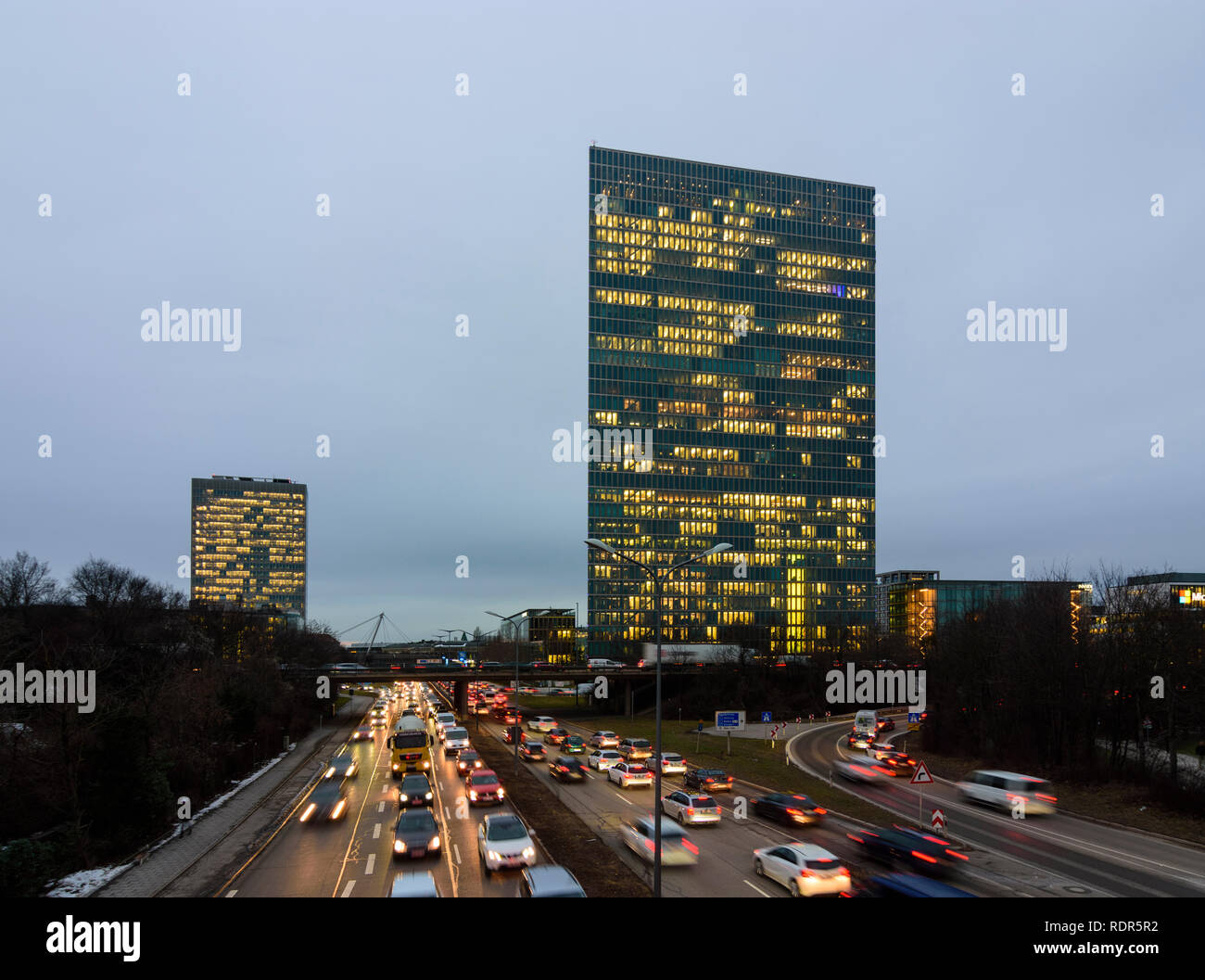 Munchen Munich Highway Mittlerer Ring Middle Ring Traffic Jam Office Buildings Highlight Towers Right In Oberbayern Munchen Upper Bavaria B Stock Photo Alamy