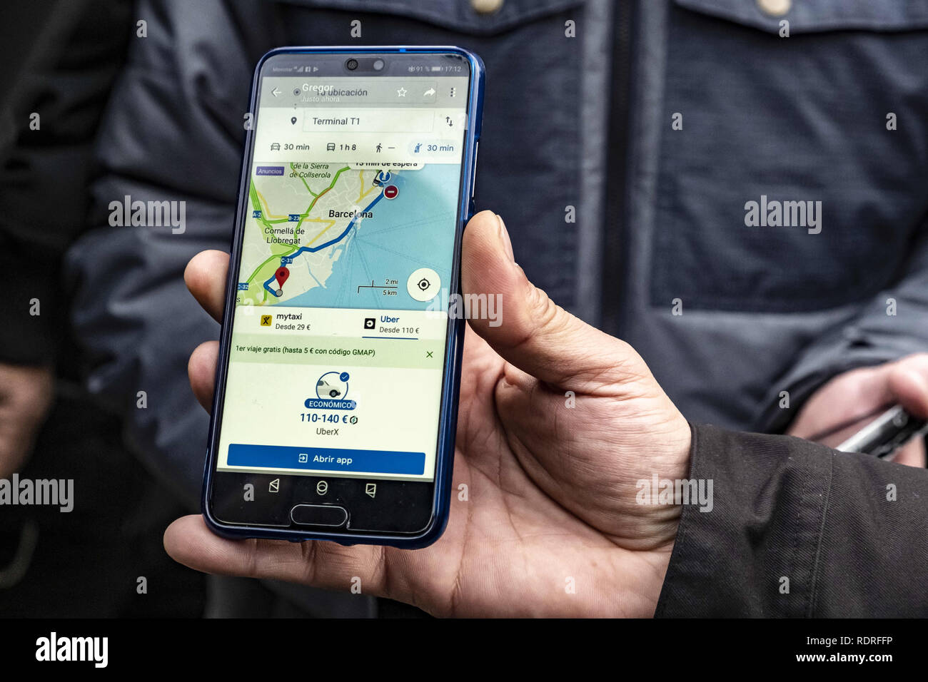 Barcelona, Catalonia, Spain. 18th Jan, 2019. A taxi driver seen showing the price of what it would cost to go to the airport with a VTC license. The cost increases by 200% while they remain on strike.After broken negotiations with the Government of Catalonia, the taxi drivers of Barcelona return to the indefinite strike by occupying the Gran VÃ-a of Barcelona. Taxi drivers have been touring the center of Barcelona in a demonstration where there have been attacks against Uber and Cabify drivers with a VTC license. Credit: Paco Freire/SOPA Images/ZUMA Wire/Alamy Live News Stock Photo