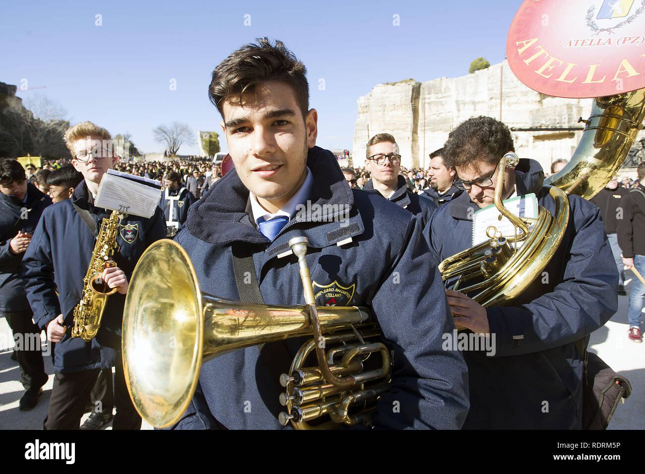 Foto Donato Fasano - LaPresse 19 01 2019  - Matera Cronaca dettagli della notizia  La mattinata di Matera, che da oggi &#xe8; ufficialmente Capitale Europea della Cultura 2019, si &#xe8; aperta con le 39 bande che si sono esibite nella Cava del Sole (20 italiane e 19 straniere) per salutare i tantissimi affezionati. Un totale di, sembra inutile dirlo, 2019 musicisti. E poi l'arrivo del premier Giuseppe Conte, che ha dichiarato che questa giornata &#xe8; una &#xab;riscossa per il Sud&#xbb;: questi i momenti salienti della prima mattinata di Matera da capitale della Cultura.Nella Foto la banda m Stock Photo