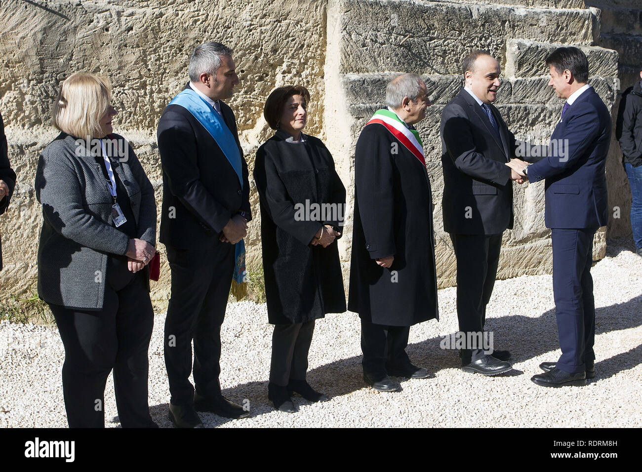 Foto Donato Fasano - LaPresse 19 01 2019  - Matera Cronaca dettagli della notizia  La mattinata di Matera, che da oggi &#xe8; ufficialmente Capitale Europea della Cultura 2019, si &#xe8; aperta con le 39 bande che si sono esibite nella Cava del Sole (20 italiane e 19 straniere) per salutare i tantissimi affezionati. Un totale di, sembra inutile dirlo, 2019 musicisti. E poi l'arrivo del premier Giuseppe Conte, che ha dichiarato che questa giornata &#xe8; una &#xab;riscossa per il Sud&#xbb;: questi i momenti salienti della prima mattinata di Matera da capitale della Cultura. Buffet Nella Foto l' Stock Photo