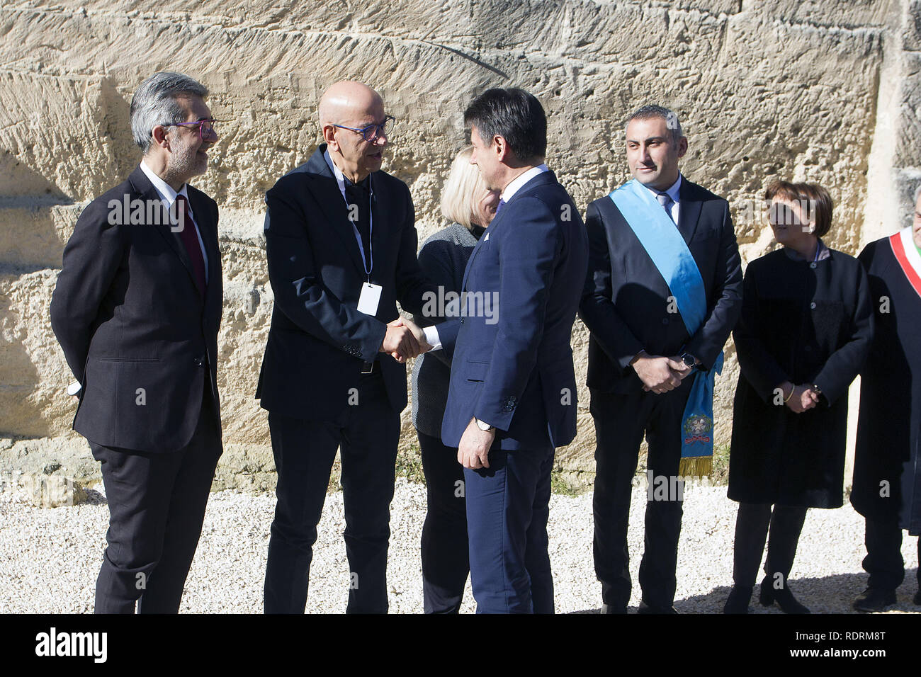 Foto Donato Fasano - LaPresse 19 01 2019  - Matera Cronaca dettagli della notizia  La mattinata di Matera, che da oggi &#xe8; ufficialmente Capitale Europea della Cultura 2019, si &#xe8; aperta con le 39 bande che si sono esibite nella Cava del Sole (20 italiane e 19 straniere) per salutare i tantissimi affezionati. Un totale di, sembra inutile dirlo, 2019 musicisti. E poi l'arrivo del premier Giuseppe Conte, che ha dichiarato che questa giornata &#xe8; una &#xab;riscossa per il Sud&#xbb;: questi i momenti salienti della prima mattinata di Matera da capitale della Cultura. Buffet Nella Foto l' Stock Photo