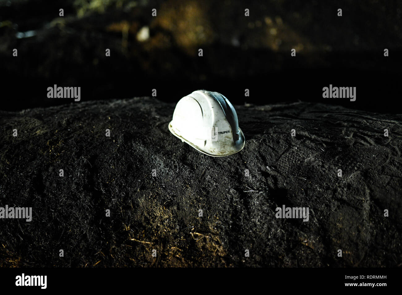 Tlahuelilpan, Mexico. 19th Jan, 2019. A safety helmet is seen at the site of a pipeline explosion in the municipality of Tlahuelilpan, Hidalgo state, Mexico, Jan. 19, 2019. At least 21 people were killed and 71 others injured in a pipeline explosion in the central Mexican state of Hidalgo on Friday, local authorities said. Credit: Xin Yuewei/Xinhua/Alamy Live News Stock Photo
