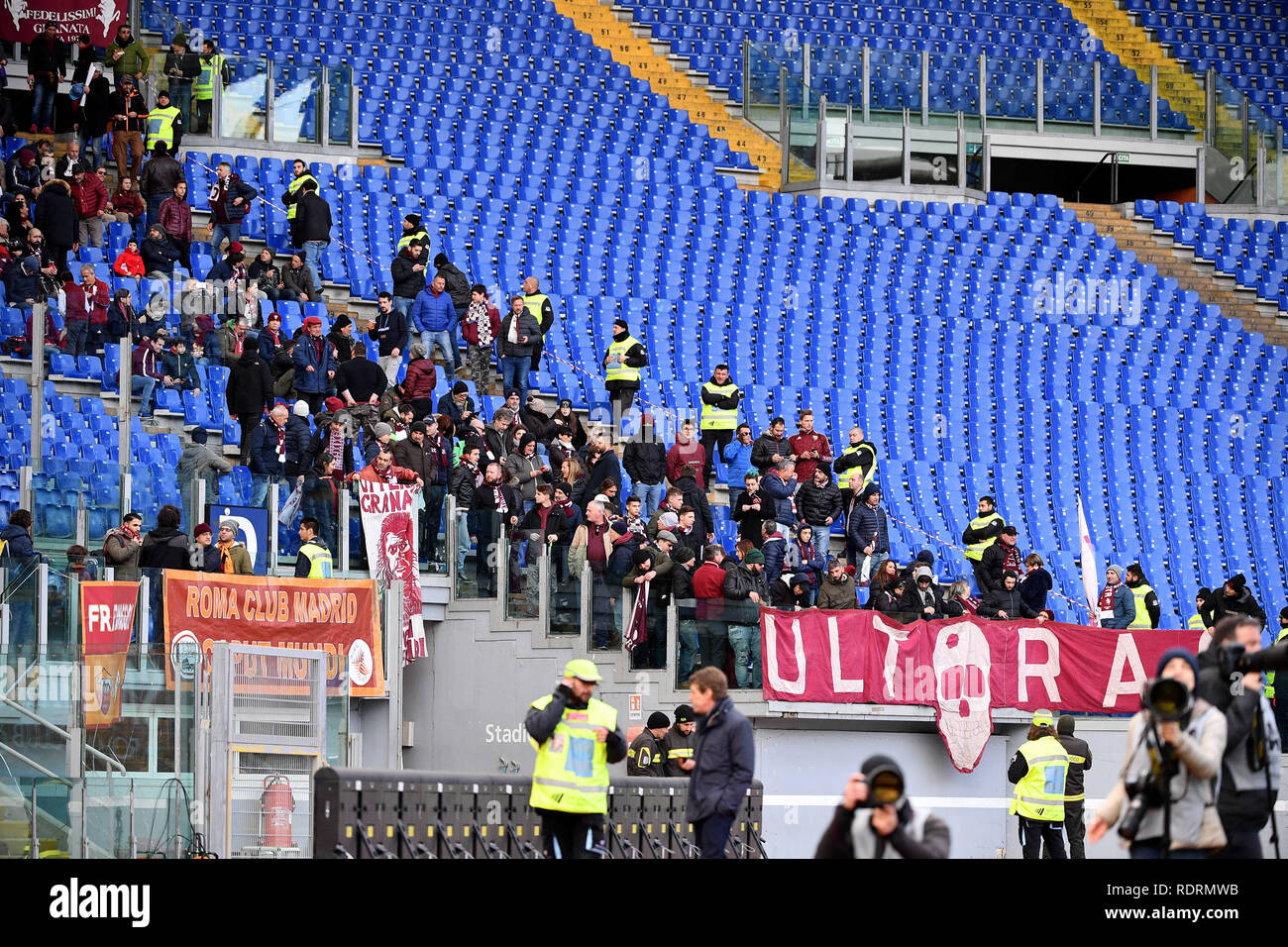 Fan Di Calcio Con Acceso Le Torce Allo Stadio Fotografia Editoriale -  Immagine di sport, concorrenza: 38663671
