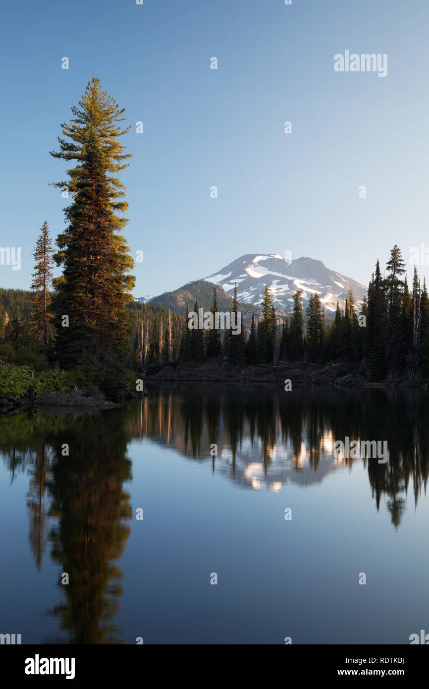 Dawn breaks over South Sister Mountain and Sparks Lake, Cascade Lakes, Oregon, USA Stock Photo
