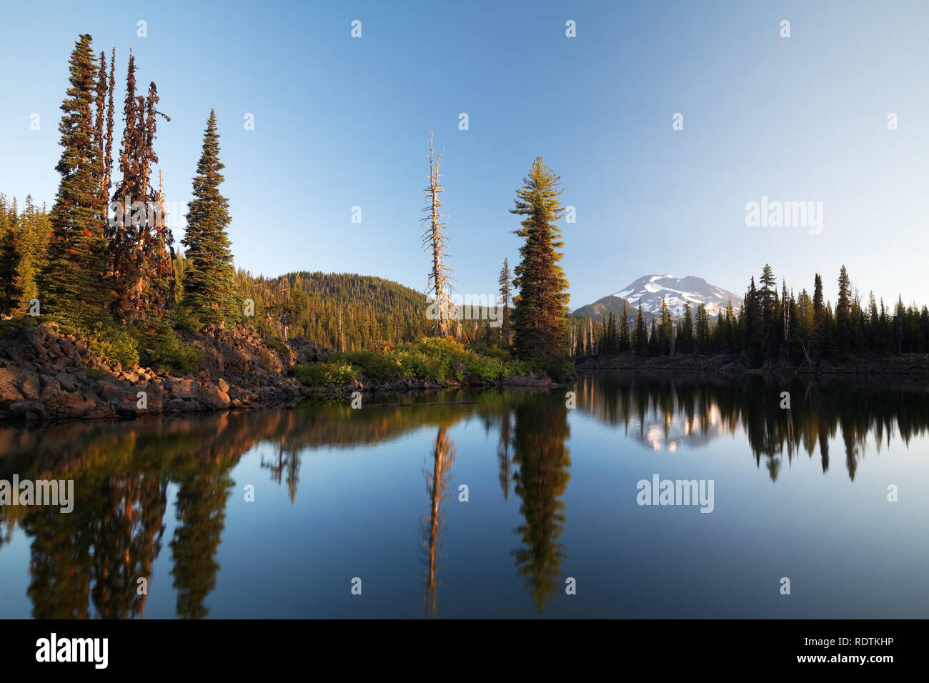 Dawn breaks over South Sister Mountain and Sparks Lake, Cascade Lakes, Oregon, USA Stock Photo