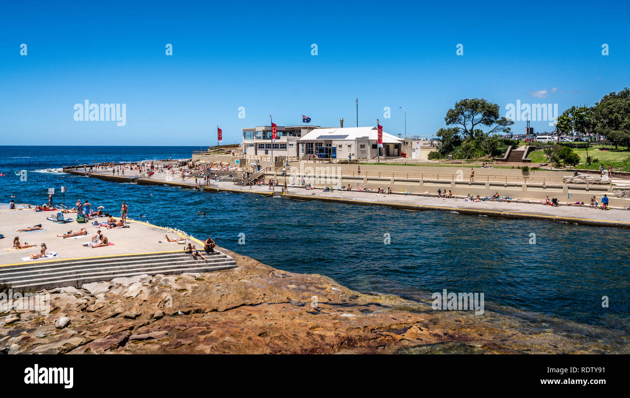24th December 2018, Clovelly Sydney Australia: Clovelly bay and beach full of people with surf lifesaving club view in Sydney NSW Australia Stock Photo