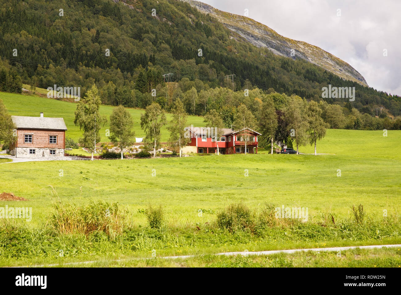 Rural place with village houses and mountains in Norway Stock Photo - Alamy