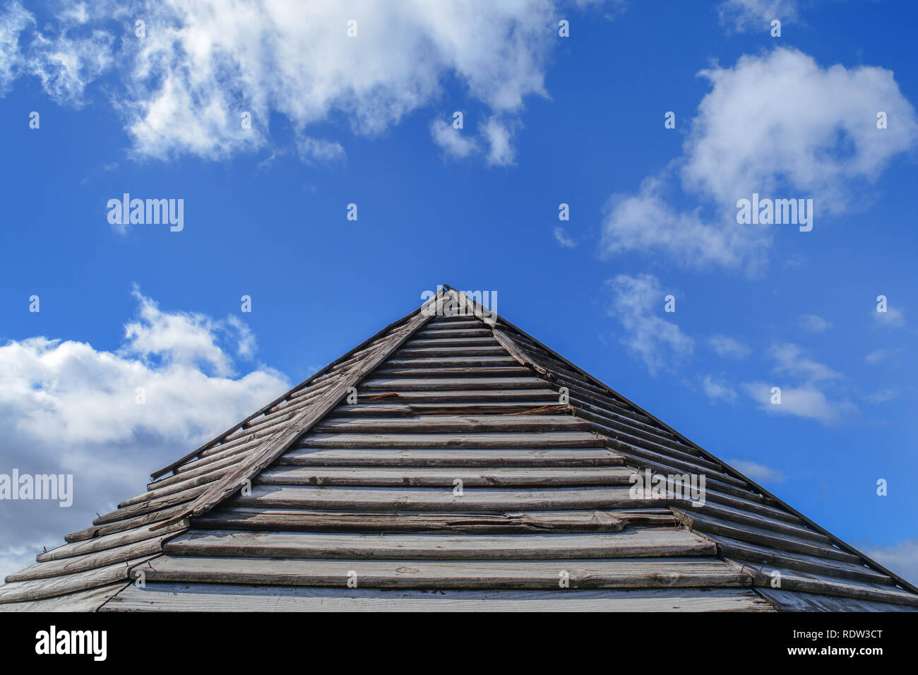 Wooden old rusty roof pattern with blue cloudy sky Stock Photo - Alamy