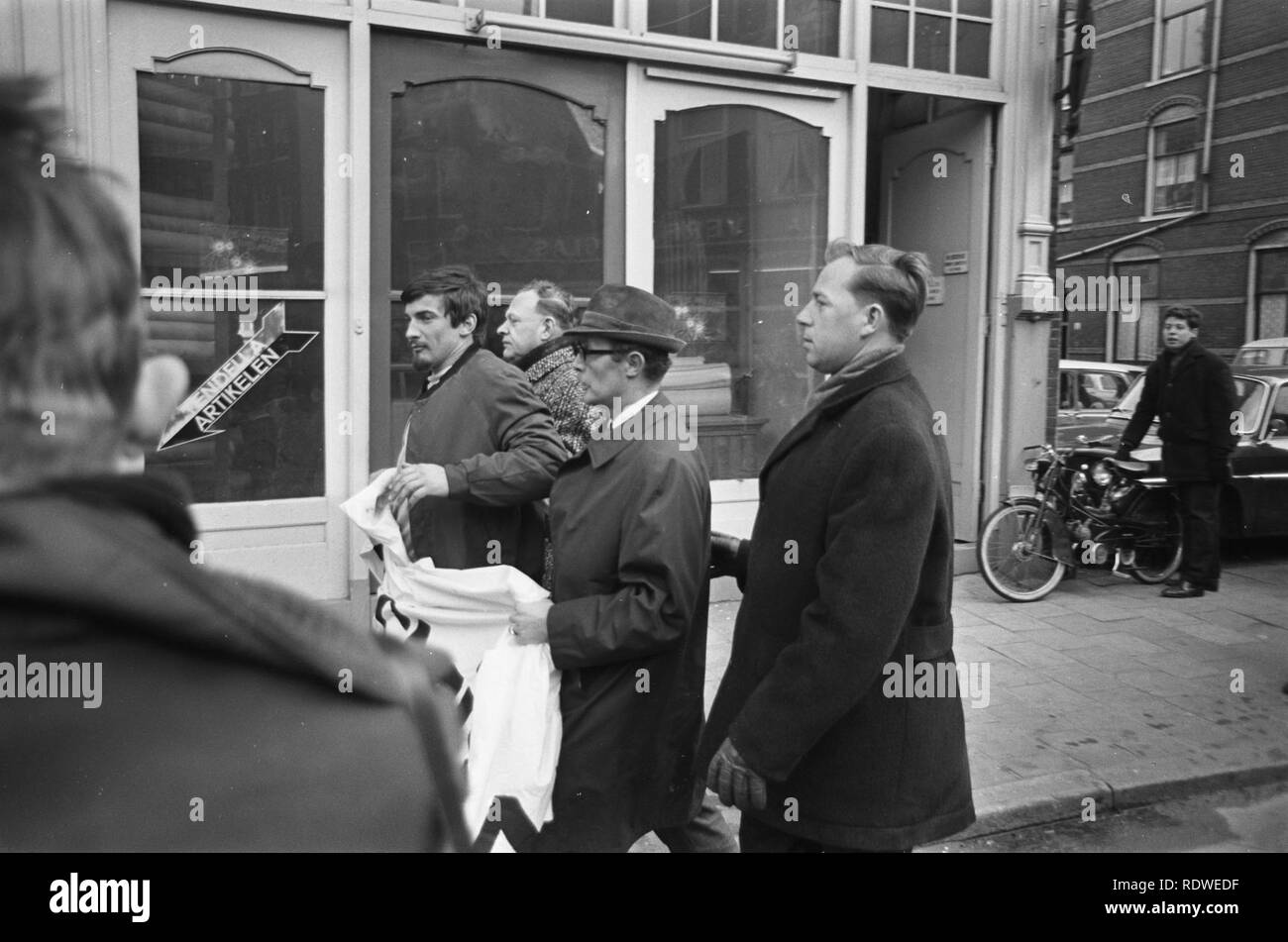 Anti-Amerikaanse demonstratie in Amsterdam. Arrestatie demonstrant die met spand, Bestanddeelnr 921-1708. Stock Photo