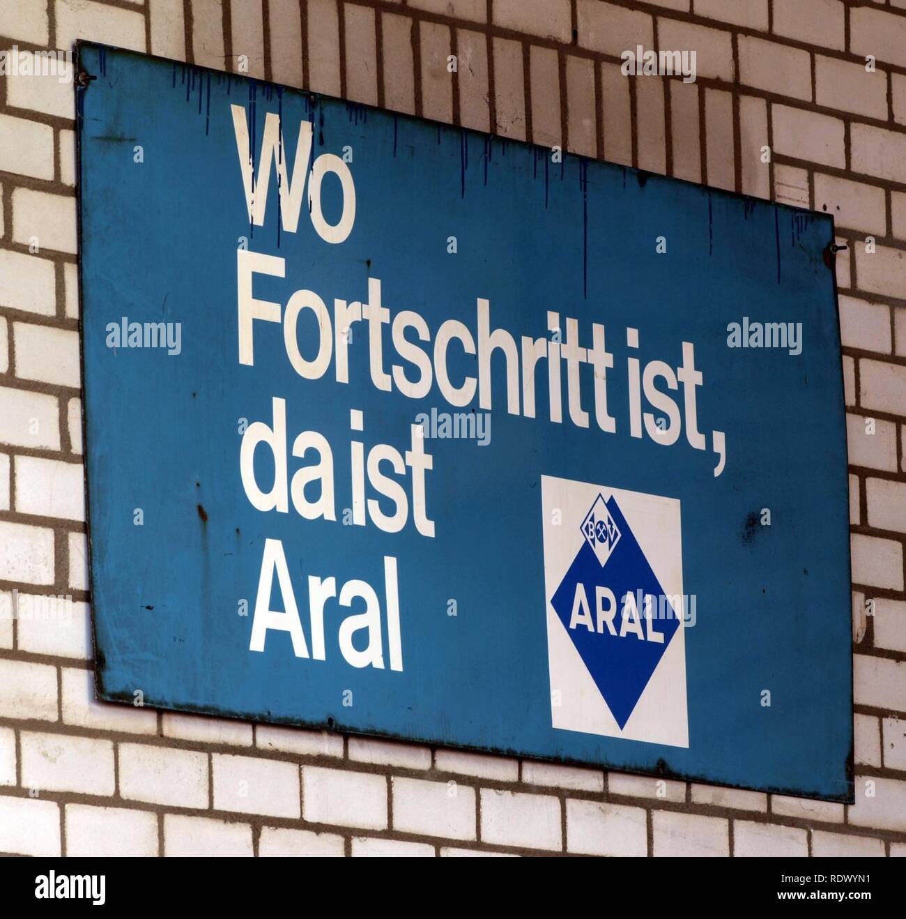 ARAL, Wo Fortschritt ist, da ist Aral, enamel advertising sign. Stock Photo