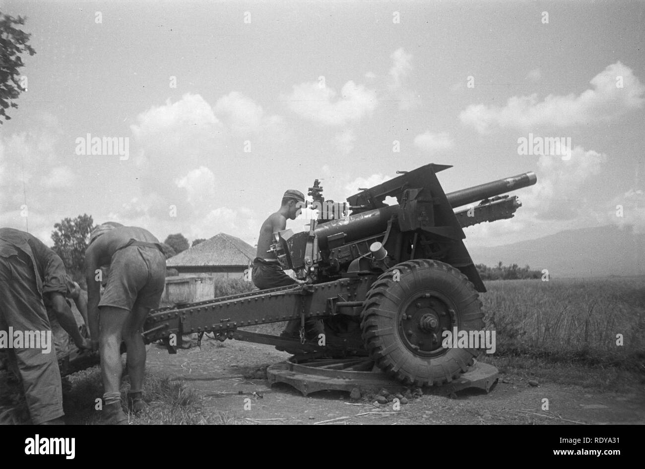 Artillerie Een batterij veldartillerie Een 25-ponder wordt gedraaid, Bestanddeelnr 171. Stock Photo