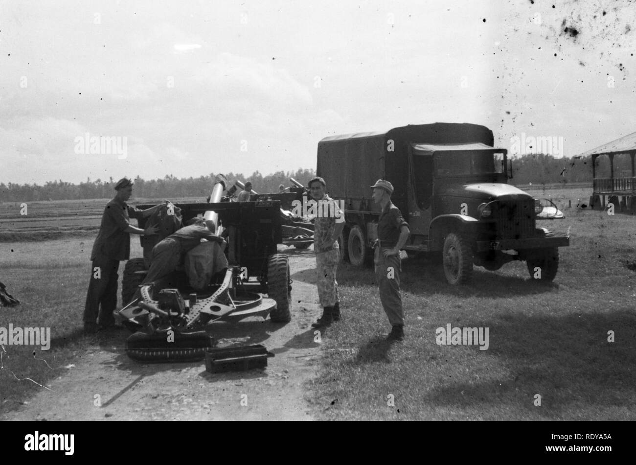 Artillerie. Een batterij 25-ponders wordt in stelling gebracht, Bestanddeelnr 2995. Stock Photo