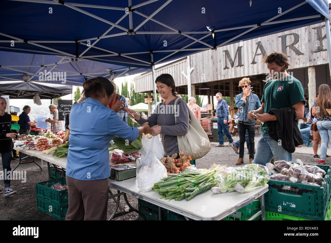 'Kericorn' stand from Waipapa grows primarily spray-free vegetables. The Old Packhouse Market is a popular weekly event on Saturdays in Kerikeri, Nort Stock Photo