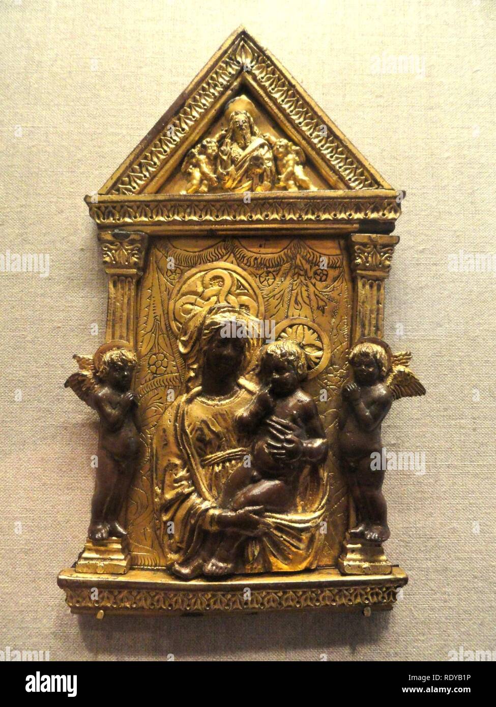 Artista fiorentino, pace con la madonna, il bambino, due angeli adoranti e dio padre benedicente, 1440-1460 circa - Stock Photo