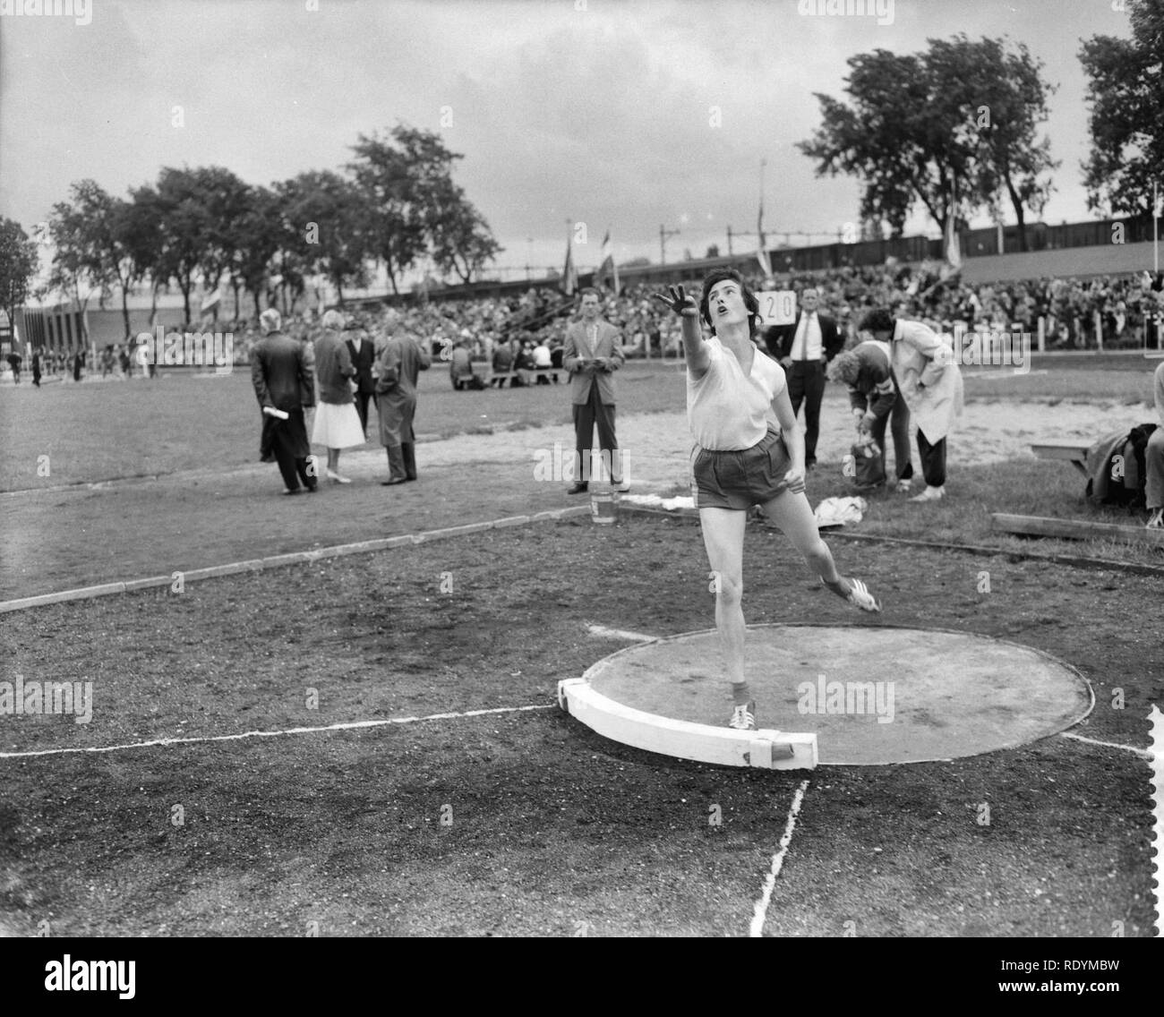 Athletiekkampioenschappen op de Nenijtobaan te Rotterdam Corry Van de Bosch van T, Bestanddeelnr 910-5231. Stock Photo