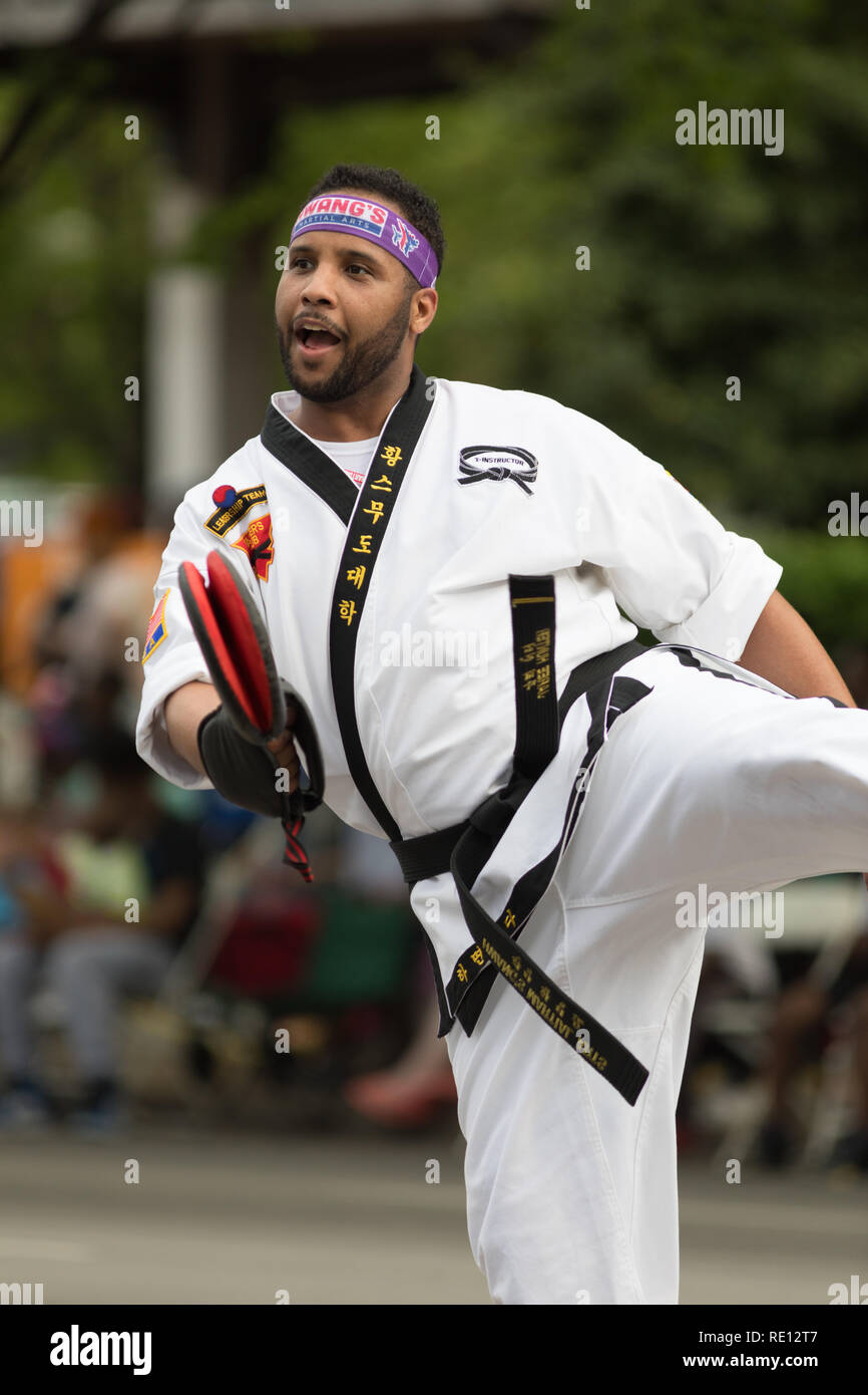 Martial arts uniform hi-res stock photography and images - Alamy