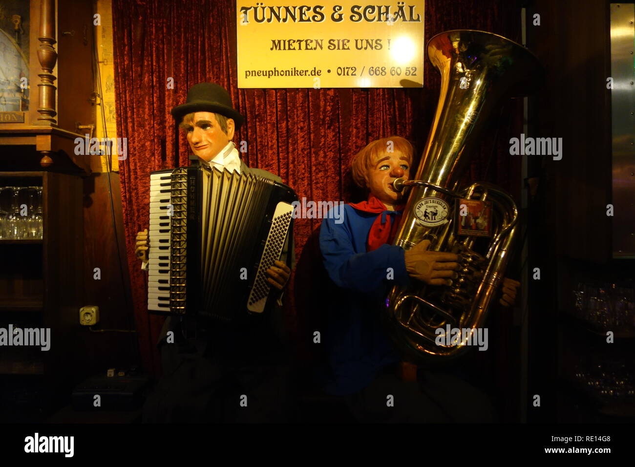 Musical models of Tünnes & Schäl behind the bar of the Papa Joe's ...