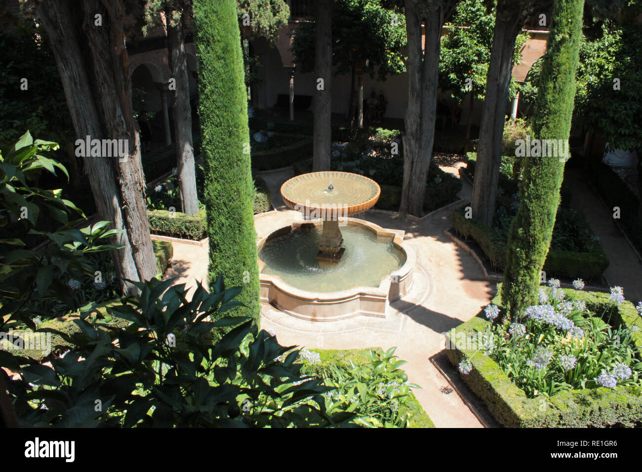 Brunnen im maurischen Stil - Alhambra Innenhof von oben Stock Photo
