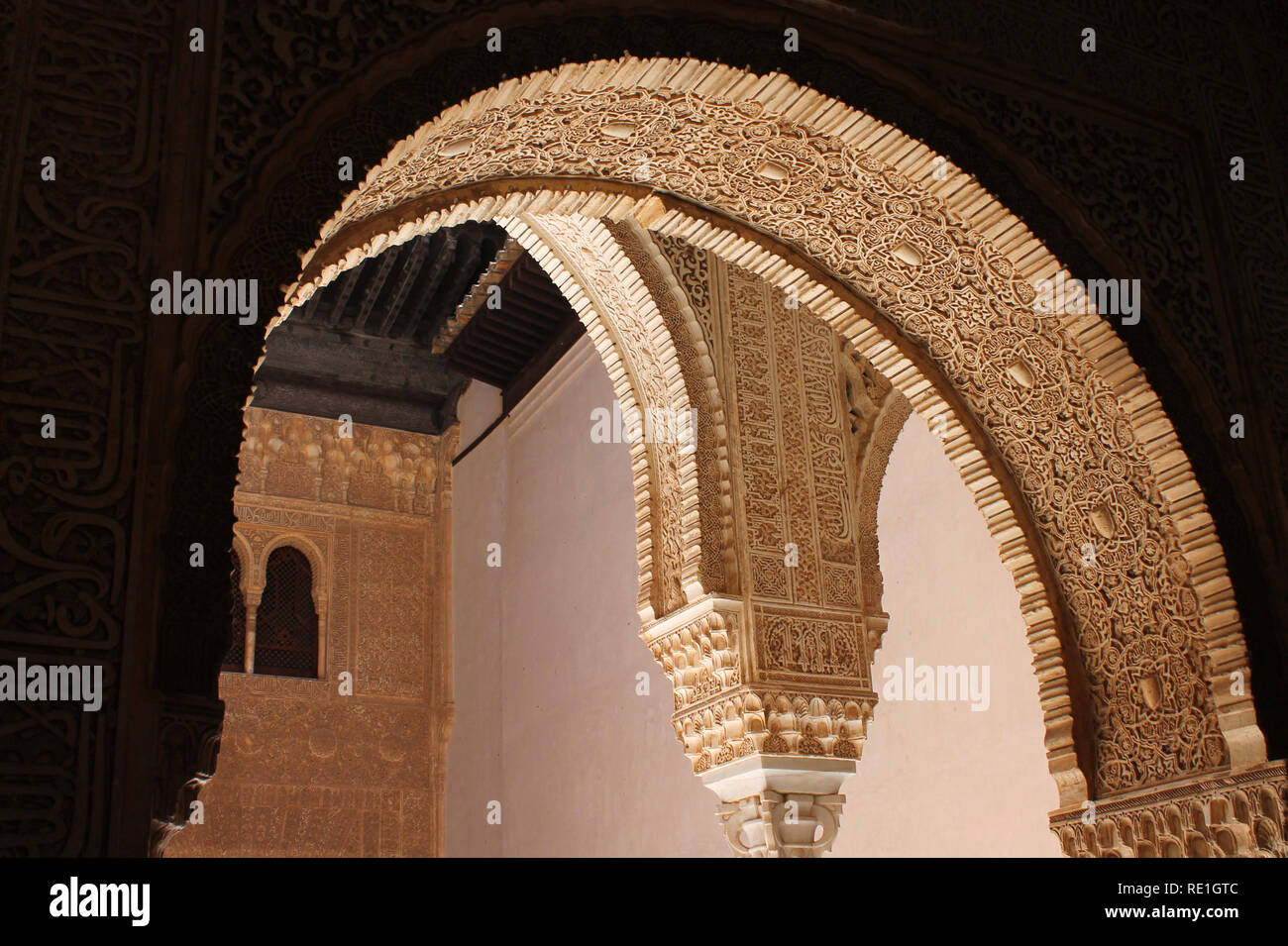 Torbogen mit Reliefs in der Alhambra Stock Photo