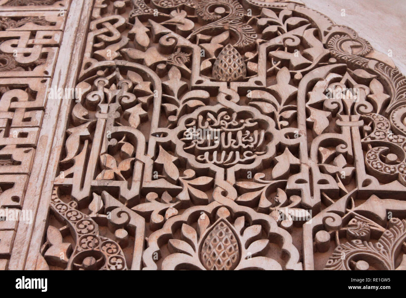 Schriftzug Relief in der Alhambra Stock Photo Alamy