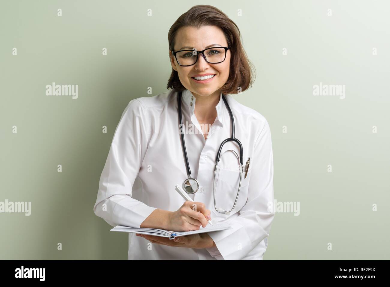 красивые медсестры в очках. красивая докторша. доктор женщина в очках. врачиха в очках. врачиха в очках.