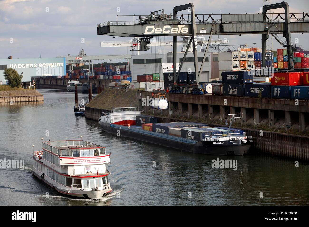 Container ships loading area hi-res stock photography and images - Alamy