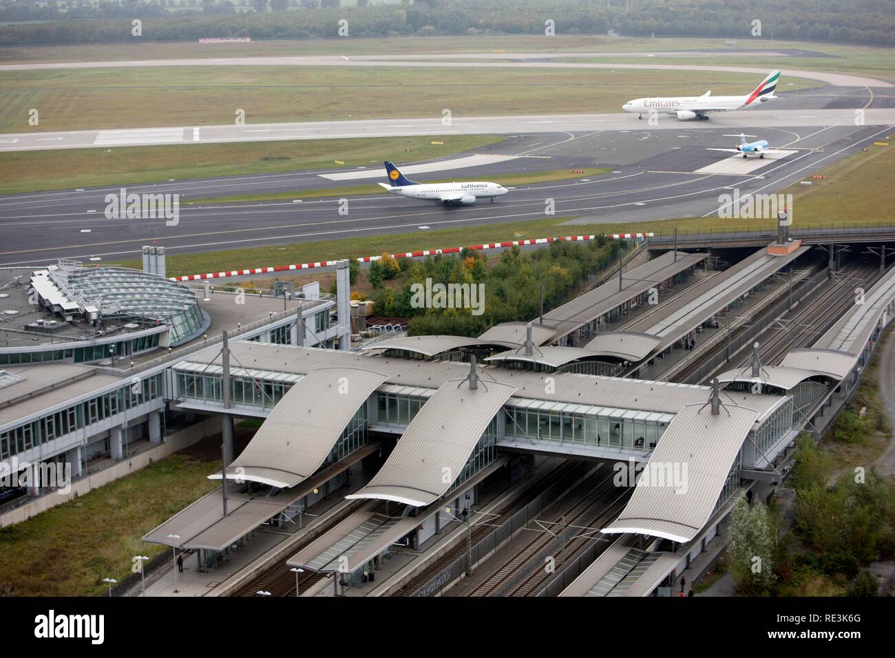 Airport Elevated Train Hi res Stock Photography And Images Alamy