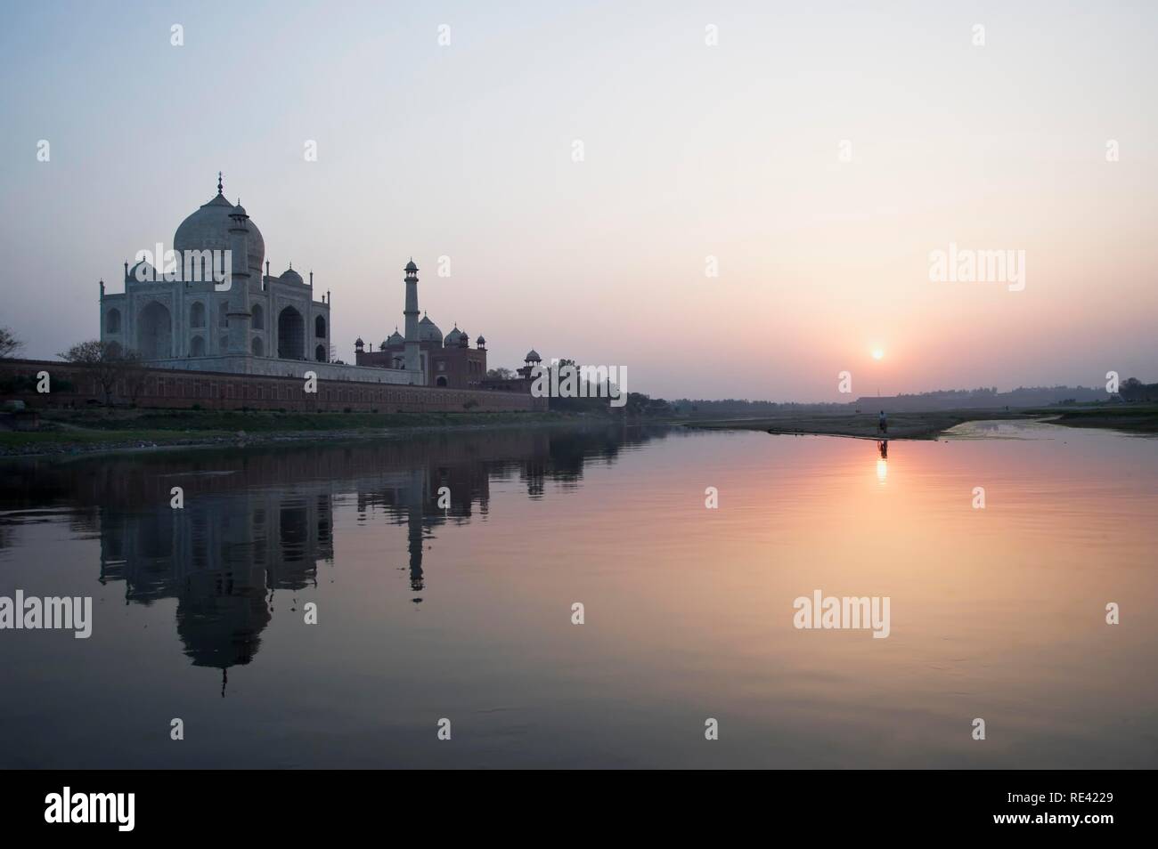 Taj Mahal reflecting in the Yamuna river at sunset, UNESCO World Heritage Site, Agra, Uttar Pradesh, India, Asia Stock Photo