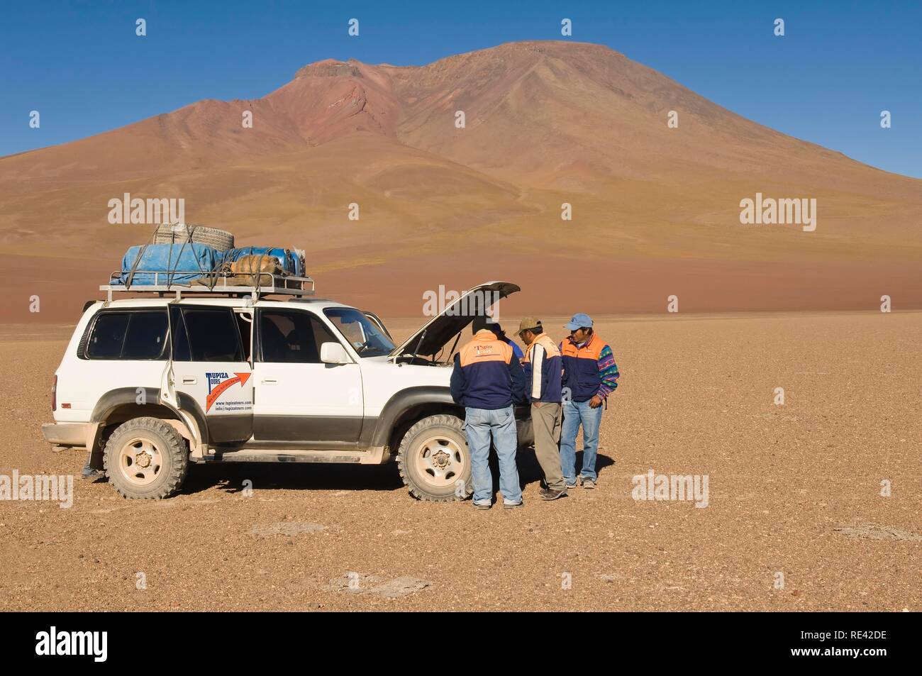 Men repairing a broken four wheel drive car, Altiplano, Potosi, Bolivia, South America Stock Photo