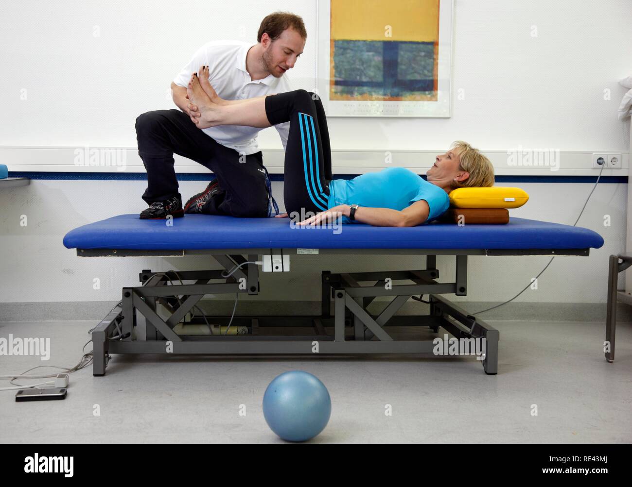 Physiotherapy exercises, physical therapy in a neurological rehabilitation centre, Bonn, North Rhine-Westphalia Stock Photo