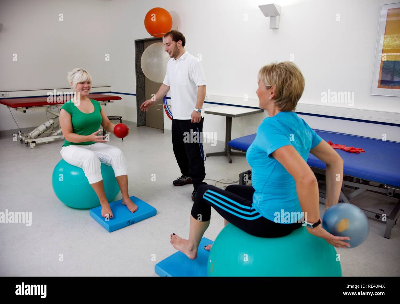 Physiotherapy exercises using exercise balls, physical therapy in a neurological rehabilitation centre, Bonn Stock Photo
