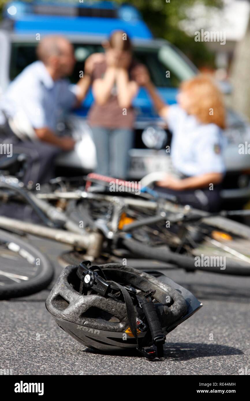 Police officers attend to the witness of a bicycle accident, victim support, emergency counselling, re-enactment Stock Photo