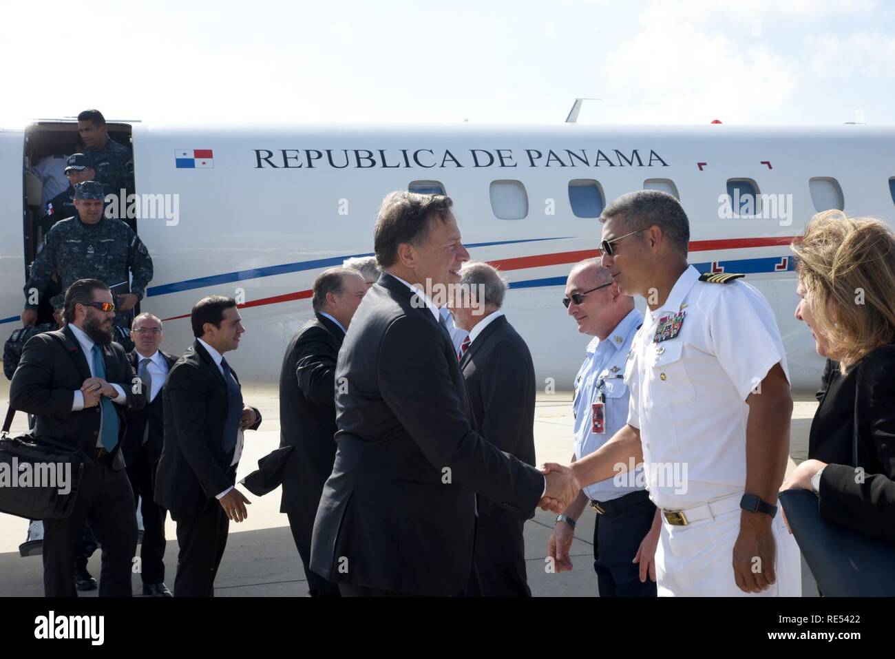 KEY WEST, FL (Jan. 4, 2019) President of Panama Juan Carlos Varela and staff are welcomed to Naval Air Station Key West’s Boca Chica Field by NAS Key West Commanding Officer Capt. Bobby Baker. Varela was in Key West to visit Joint Interagency Task Force South to learn about the command’s mission of conducting detection and monitoring operations throughout their Joint Operating Area to facilitate the interdiction of illicit trafficking in support of national and partner nation security. Naval Air Station Key West is the state-of-the-art facility for combat fighter aircraft of all military servi Stock Photo
