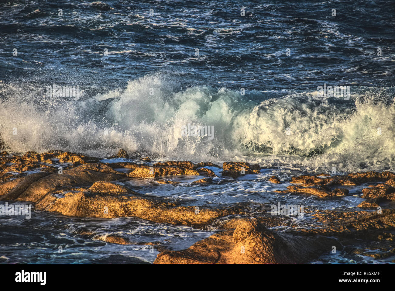 Waves crashing onto shore australia hi-res stock photography and images ...