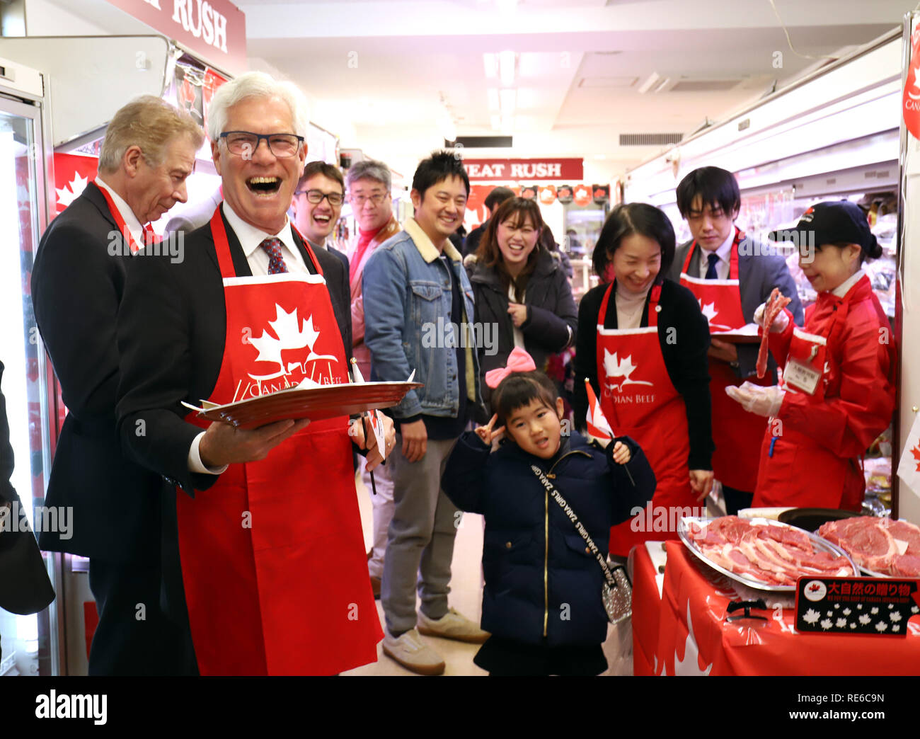 Tokyo, Japan. 20th Jan, 2019. Canadian International Trade Minister James Carr smiles with Japanese families as he offers Canadian beef for tasting at a sales promotional event for Canadian beef as Japan's tariff of imported beef will be reduced from 38.5 percent to 9 percent in 16 years at the Nissin World Delicatessen supermarket in Tokyo on Sunday, January 20, 2019. Carr is now here to attend the first ministerial meeting of the Comprehensive and Progressive Agreement for Trans-Pacific Partnership (CPTPP). Credit: Yoshio Tsunoda/AFLO/Alamy Live News Stock Photo