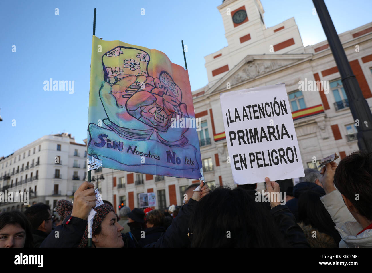 Madrid, Spain. 20th Jan 2019. Banner with the motto 'Primary care in danger' in front of the Community of Madrid. Since 12:00, the Marea Blanca health group has advanced from Callao to Sol, where a manifesto has been read for the improvement of primary health and the end of health cuts has been demanded. Credit: Jesús Hellin/Alamy Live News Stock Photo