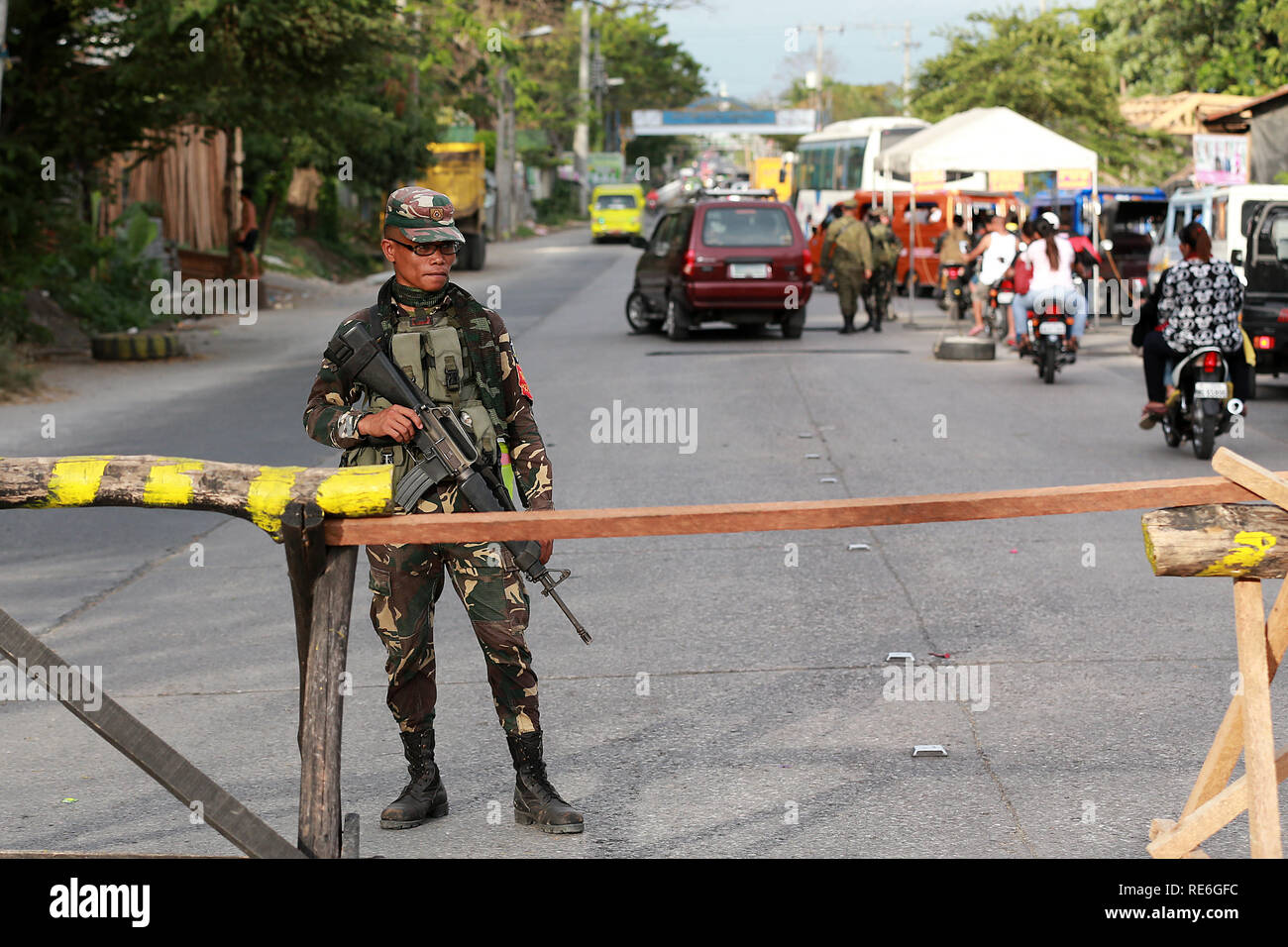 Cotabato City, Philippines. 20th Jan, 2019. A soldier from the Armed Forces of the Philippines stands guard at a security checkpoint in Cotabato City, the Philippines, Jan. 20, 2019. Muslim Filipinos will cast their vote on Monday to ratify the landmark Bangsamoro Organic Law (BOL), a law that will pave the way for wider self-rule to the Muslim minority in the Philippines and is hoped to end the decades-old conflict in southern Philippines. Credit: Rouelle Umali/Xinhua/Alamy Live News Stock Photo