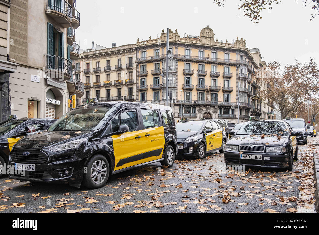 Barcelona, Catalonia, Spain. 20th Jan, 2019. A group of taxis are seen parked at the Gran VÃ-a de Barcelona during the taxi strike.The taxi drivers strike begins its third day after yesterday's disagreement between the taxi unions and the Generalitat of Catalunya, The pre-reservation time of the VTC services (Uber and Cabify), which the Government wants to fix in 15 minutes and the unions in 12 hours, is the main reason for the disagreement. Credit: Paco Freire/SOPA Images/ZUMA Wire/Alamy Live News Stock Photo