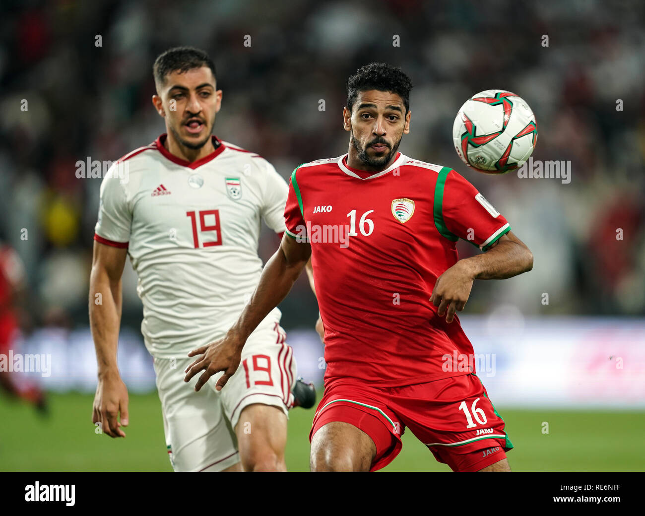 Abu Dhabi, UAE. 20th Jan, 2019.  Zayed Sports City Stadium, Abu Dhabi, United Arab Emirates; AFC Asian Cup football, round of 16, Iran versus Oman; Muhsen Al-Ghassani of Oman and Majid Hosseini of Iran challening for the ball Credit: Action Plus Sports Images/Alamy Live News Stock Photo
