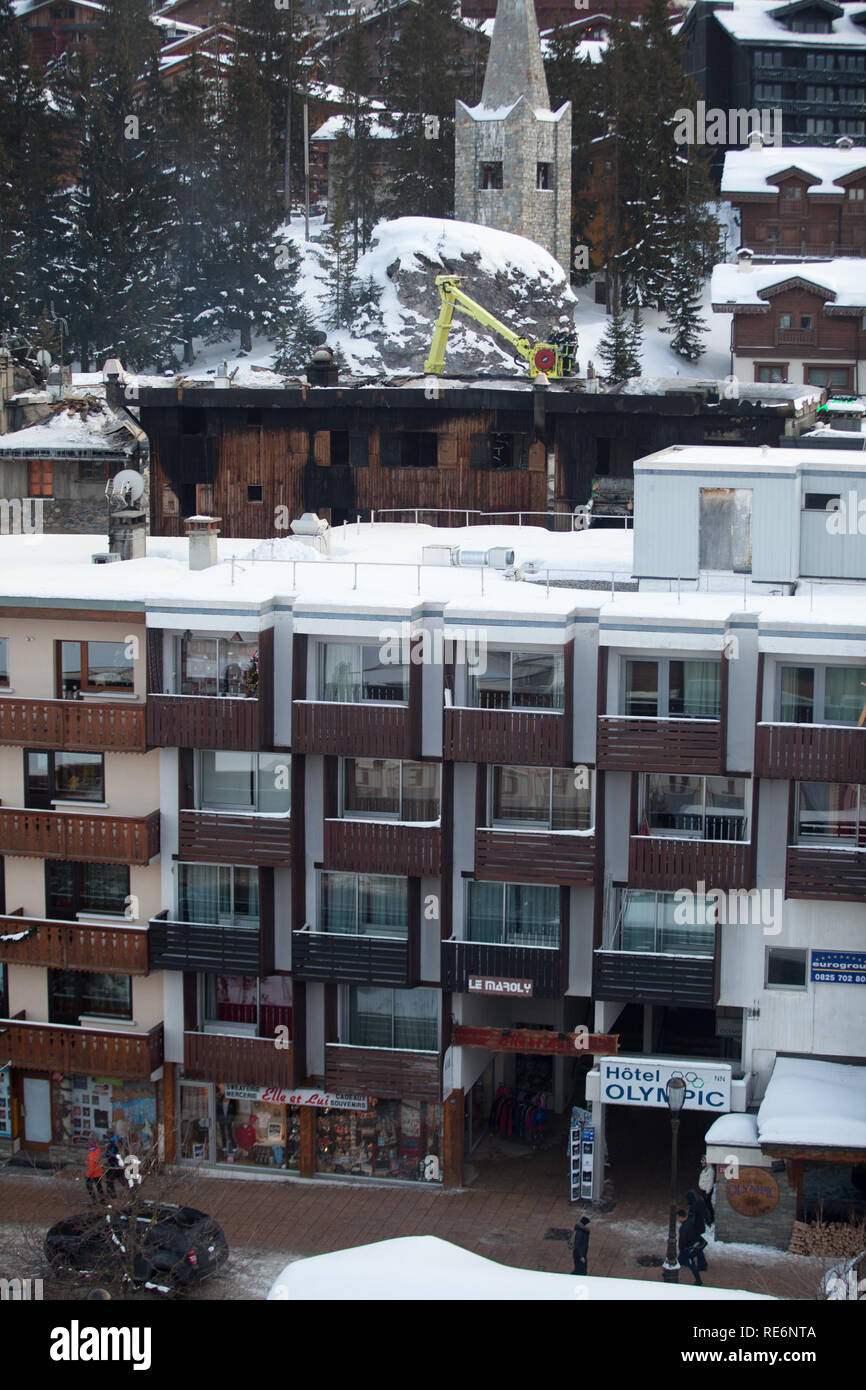 Courchevel, France. 20th Jan, 2019. Two people have died and at least 22 have been injured following a fire at a ski resort in the French Alps. Sixty resort employees were evacuated after the blaze broke out at accommodation for seasonal workers in Courchevel in the early hours of Sunday morning. Two bodies were found in the burnt-out building, local media reported. They have not yet been identified.   Credit: Ania Freindorf/Alamy Live News Stock Photo