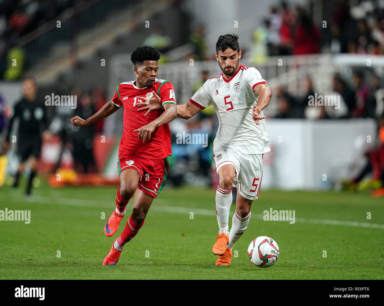 Abu Dhabi, UAE. 20th Jan, 2019.  Zayed Sports City Stadium, Abu Dhabi, United Arab Emirates; AFC Asian Cup football, round of 16, Iran versus Oman; Milad Mohammadi of Iran and Jameel Al-Yahmadi of Oman challening for the ball Credit: Action Plus Sports Images/Alamy Live News Stock Photo