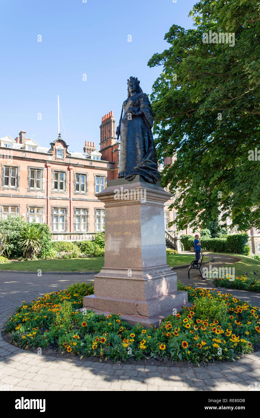 Queen victoria statue st nicholas cliff regina scarborough seasi hires