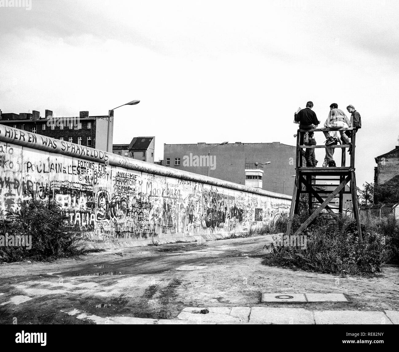 August 1986, Berlin Wall graffitis, people on observation platform looking over the Wall, Zimmerstrasse street, West Berlin side, Germany, Europe, Stock Photo
