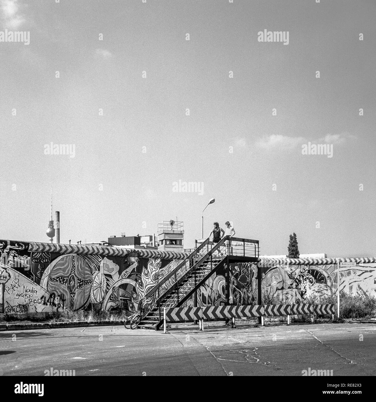 August 1986, Berlin Wall graffitis, young couple on observation platform, East Berlin watchtower, Kreuzberg, West Berlin side, Germany, Europe, Stock Photo