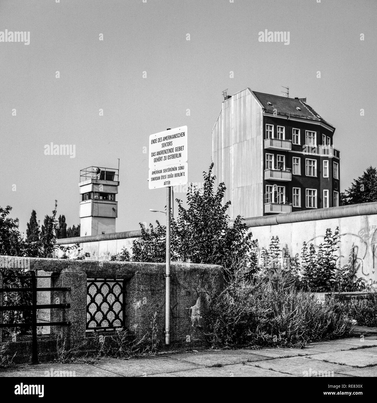 August 1986, Berlin Wall, warning sign for end of American sector, East Berlin watchtower, West Berlin side, Germany, Europe, Stock Photo