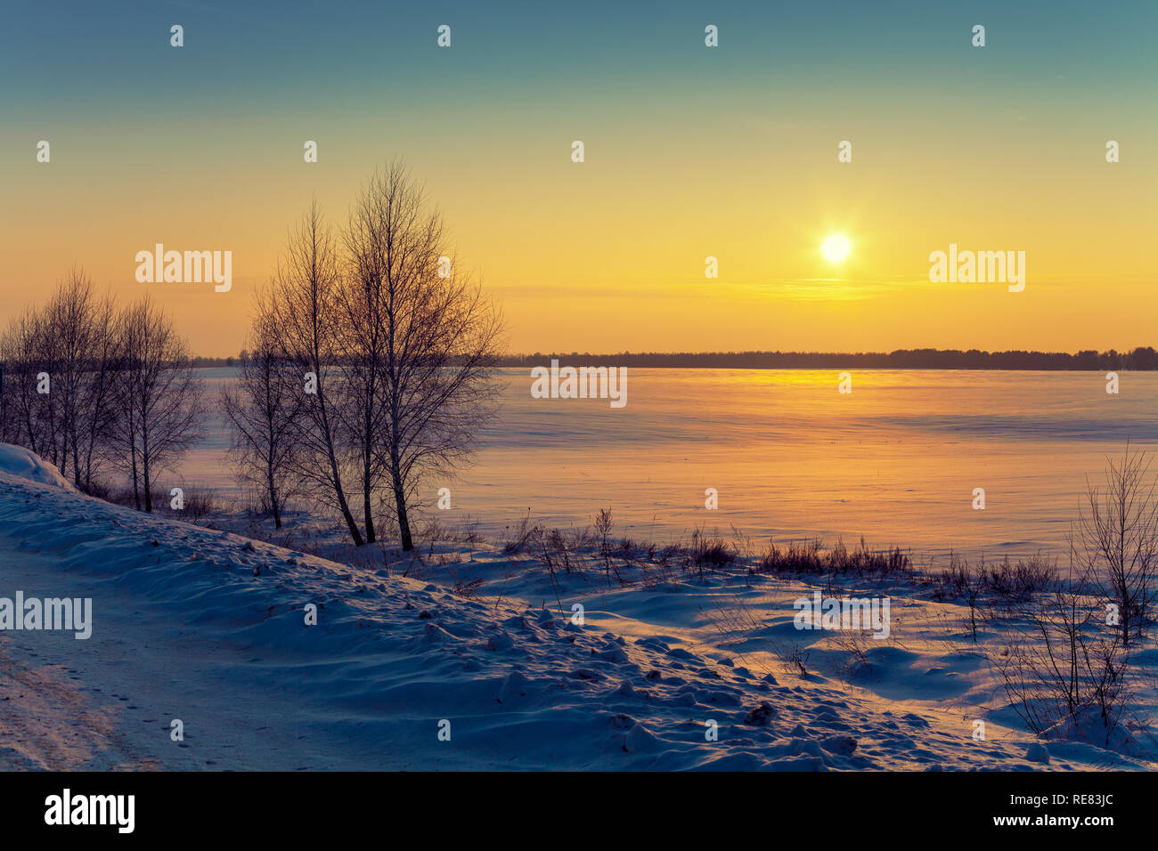 Sunrise over snow covered field hi-res stock photography and images - Alamy