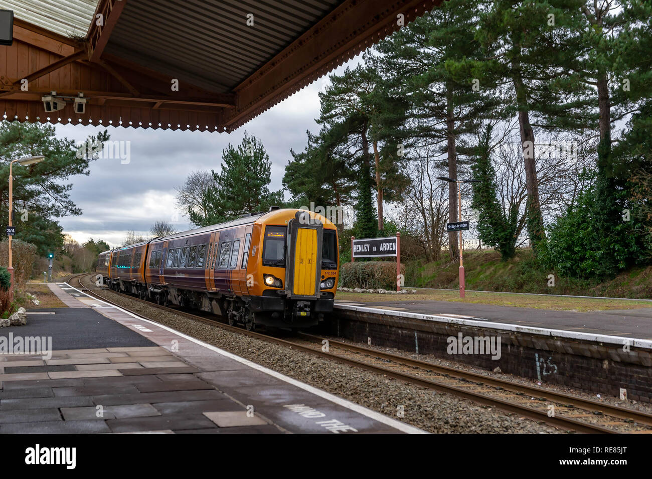 Class 172 334 forms a Stratford upon Avon to Stourbridge Junction via Birmingham Moor St & Snow Hill service as it calls at Henley in Arden on 15 Janu Stock Photo