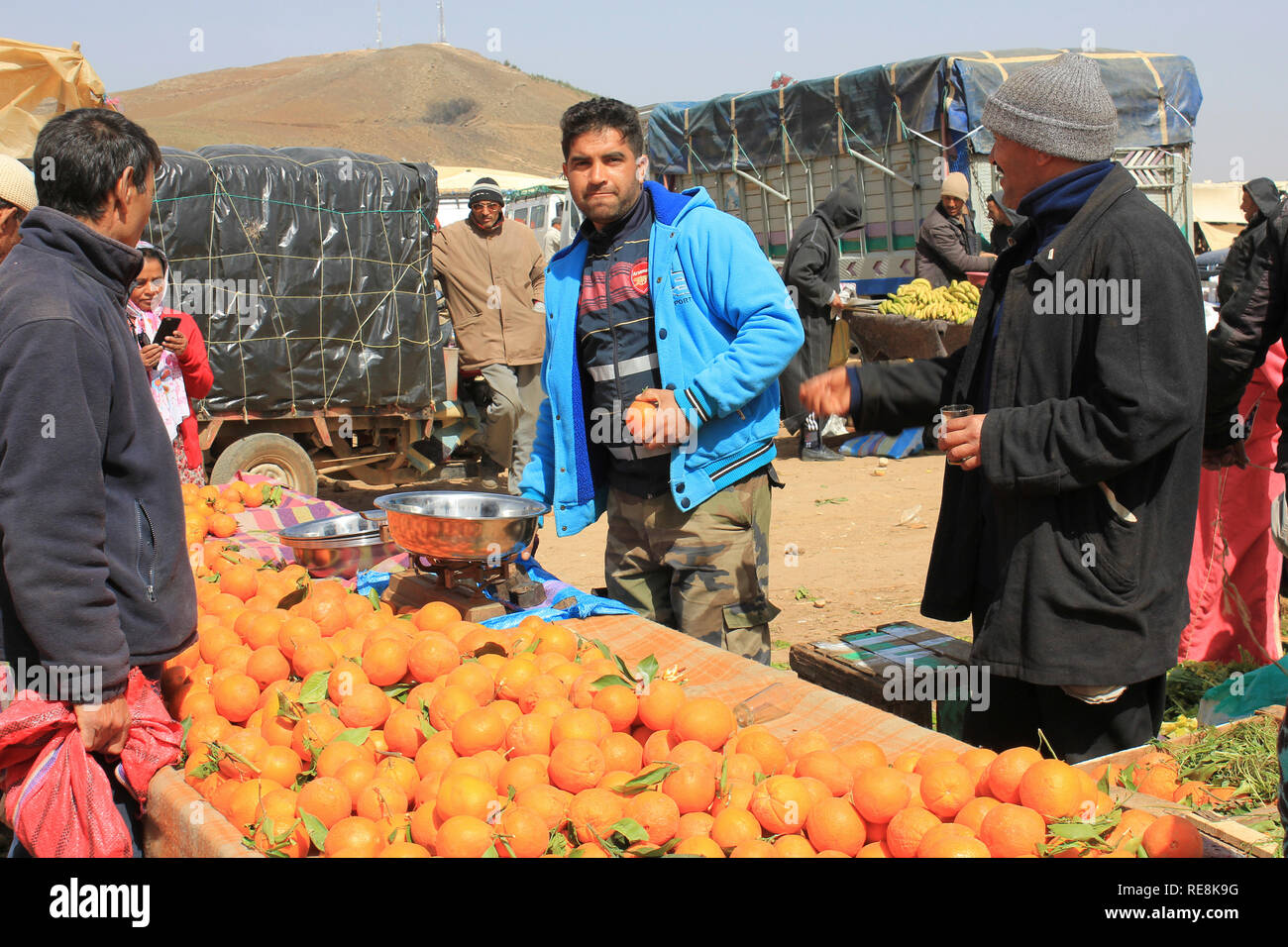 Orange Seller at a rural market at Timahdite, Middle Atlas Mountains, Morocco Stock Photo