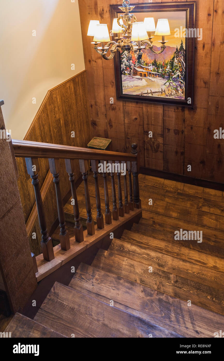 https://c8.alamy.com/comp/RE8NXF/brown-stained-wooden-stairs-leading-down-to-the-ground-floor-inside-a-leed-certified-country-home-RE8NXF.jpg